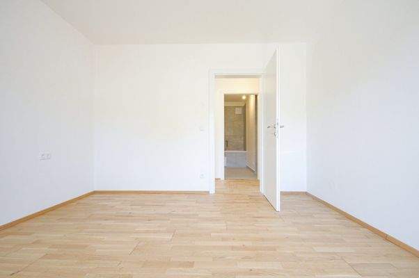 Top1_Zimmer2_Blick zum Gang