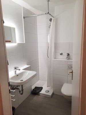 Badezimmer mit Dusche