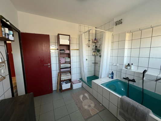 OG Badezimmer Blick zu Dusche und Tür