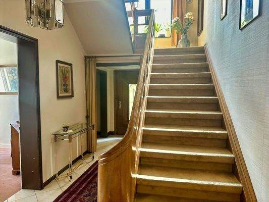 63083831_1-Flur und Treppenhaus im Erdgeschoss.jpeg