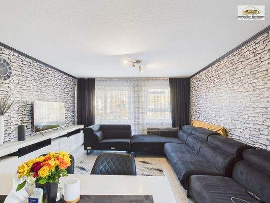 Helles Wohn-/Esszimmer mit großer Fensterfront_03