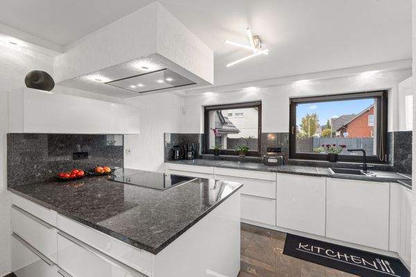 22. Ansicht hochwertige Einbauküche EG