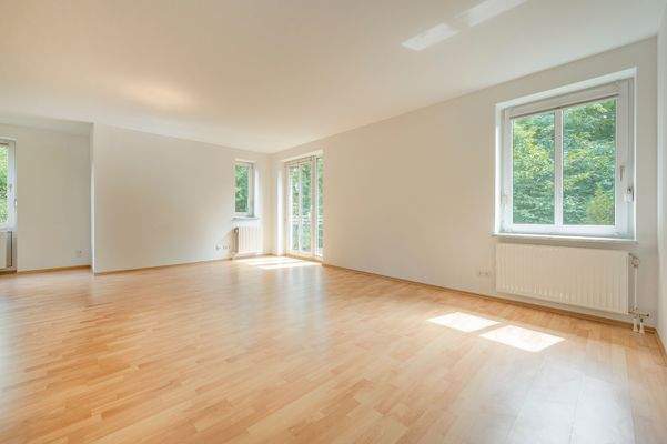 Heller Wohn- und Essbereich