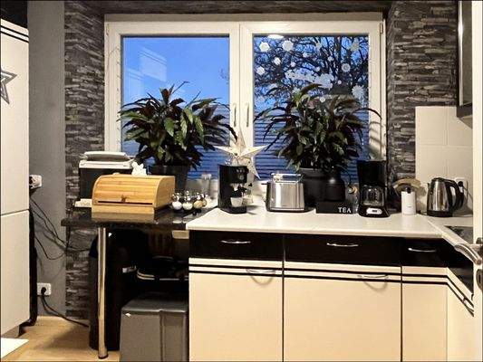 Gemütliche Küche mit Doppelfenster