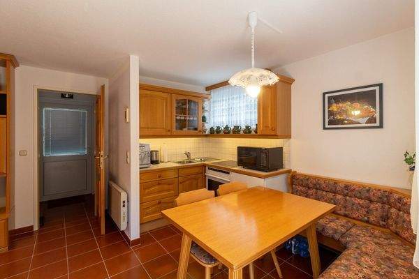 Blick zum Küchen-, Ess- und Eingangsbereich