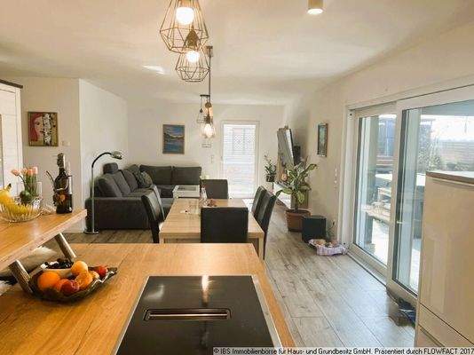 heller Wohn und Essbereich