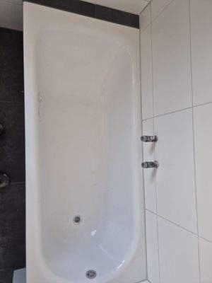 Badewanne im Tageslichtbadezimmer