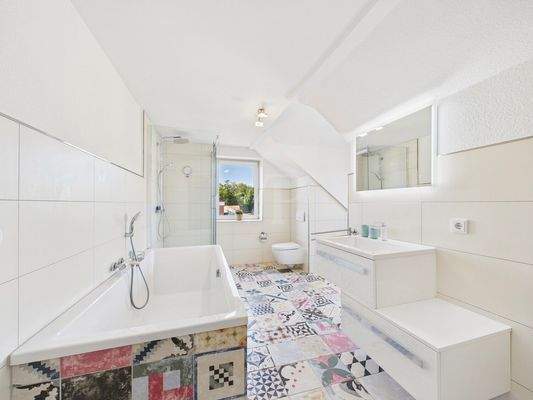 Badezimmer mit Badewanne und Dusche