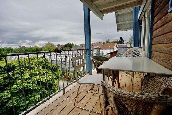 Verkauft: Lichtdurchflutete komplette Etage, 2 Balkone, Garage