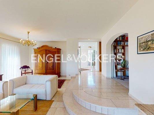 Offener, lichtdurchfluteter Wohnbereich