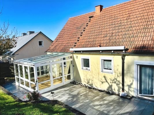 Ihr Lieblingsplatz: die sonnige Terrasse mit Markise und  Wintergarten