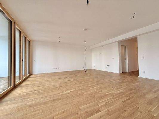 Wohnzimmer mit offener Küche