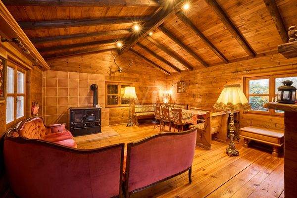 Holzblockhaus im Gartenbereich