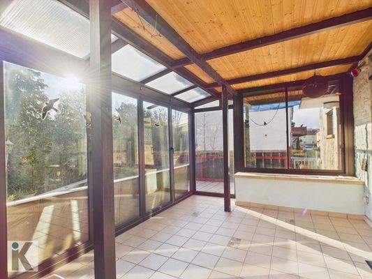 Geräumiger Wintergarten