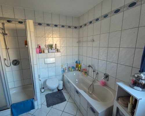 Tageslichtbad mit Dusche und Wanne EG 2.jpg