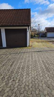 Garage mit Stellplatz
