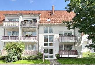 Gebäudeansicht mit Eingangsbereich