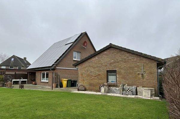 Ansicht von Süden mit Garage