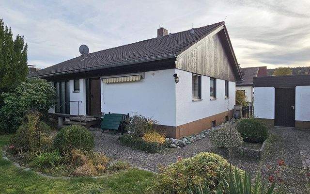 Außenansicht Eingang und Garage