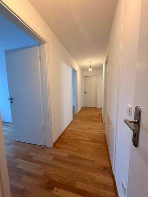 Heller Flur mit Holzboden