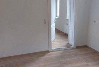 Durchgang vom Vorraum zum Wohn-Schlafraum.jpg