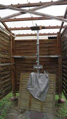 Außendusche mit PV-Anlage