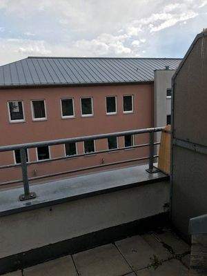 Teilansicht Balkon mit Blick zum Vorderhaus