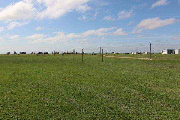 Grünflächen vor dem Strand