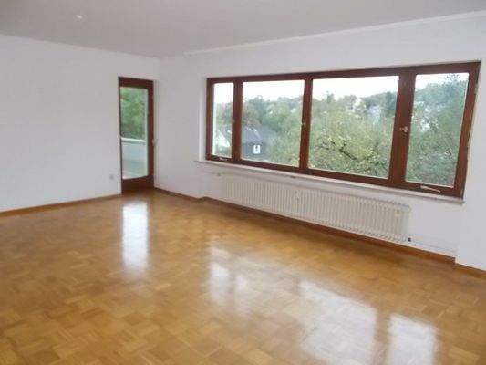 Wohnzimmer zu Balkon