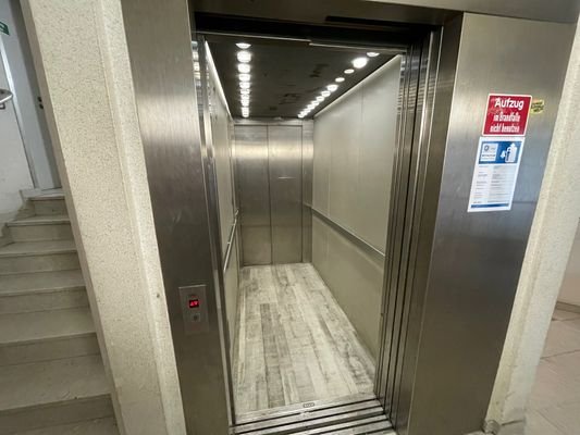 Aufzug - Treppenhaus 2