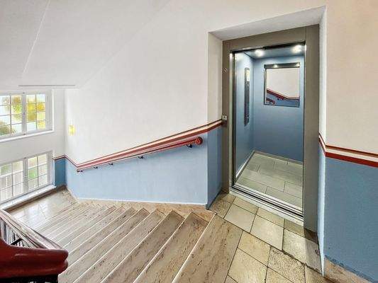 Hausflur mit Aufzug