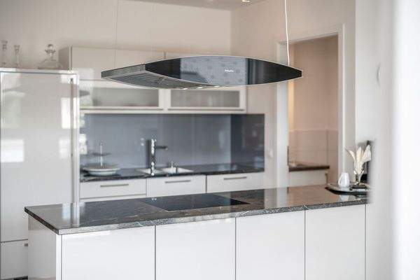 Hochwertige Einbauküche mit schöner Natursteinarbeitsplatte