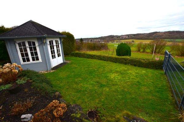 Garten mit Gartenhaus.JPG