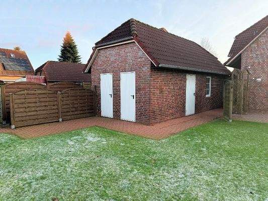 Garage m. Fahrradschuppen