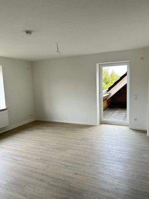 Wohnzimmer mit Zugang zum Balkon