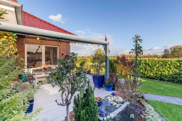 Garten mit überdachter Terrasse