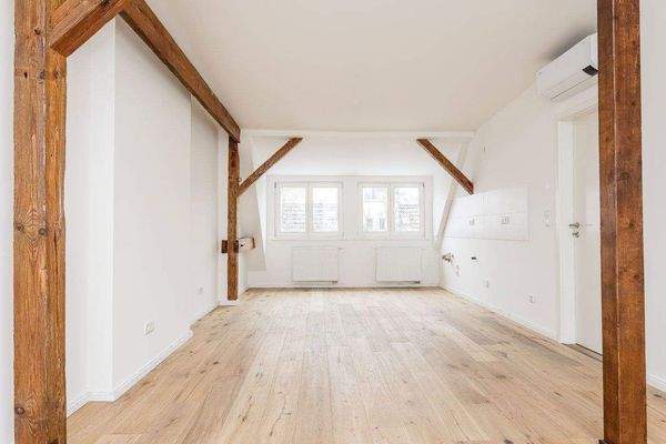 Geräumiges Wohnzimmer mit offener Küche