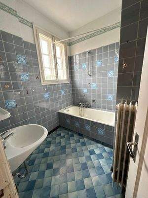 Badezimmer mit Badewanne