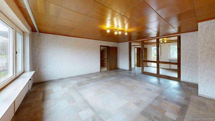 Großer Wohn- und Essbereich mit integrierter Holzu