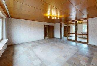 Großer Wohn- und Essbereich mit integrierter Holzu