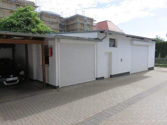 Garagen und Carport links