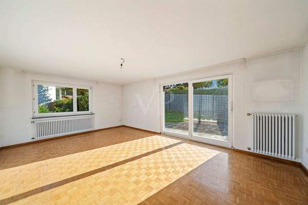 Wohnzimmer mit Zugang auf die Terrasse