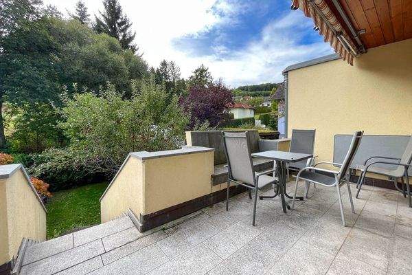 Terrasse im OG / Stiege in den Vorgarten