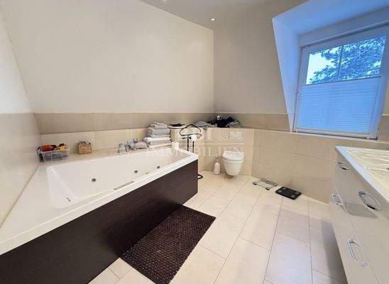 Vollbad mit separater Dusche