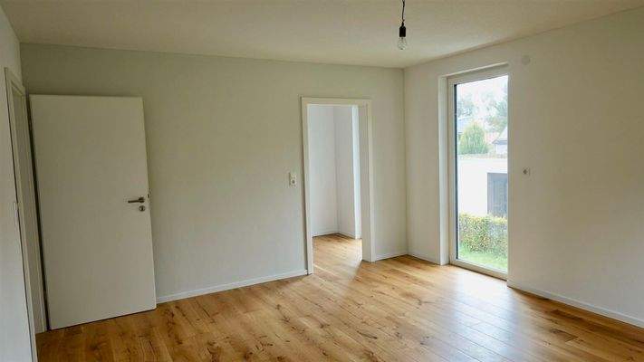 Großes Zimmer mit Zugang zum Nebenraum