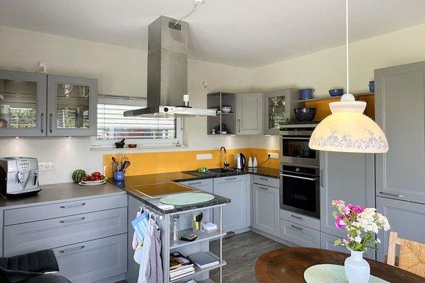 moderne Einbauküche mit Zugang zur Terrasse