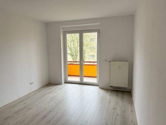 Wohnzimmer mit Balkon (1).JPG