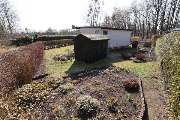 Grundstück mit Gartenhaus