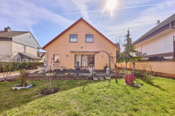 Frontansicht Gartenseite Haus mit Einliegerwohnung