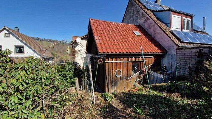 ...und separater Gartenhütte...